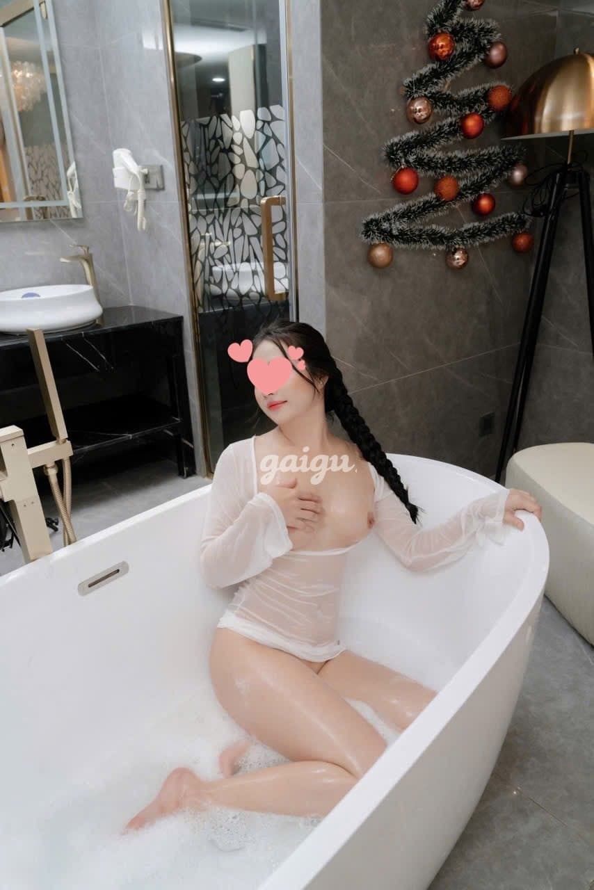 Tuyết Trinh Chân dài da trắng mặt xinh, body đồng hồ cát - Thumbnail 17