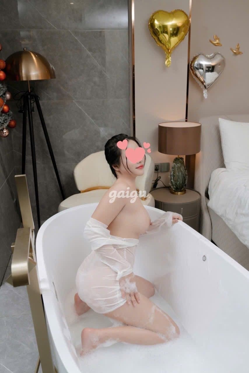 Tuyết Trinh Chân dài da trắng mặt xinh, body đồng hồ cát - Thumbnail 15