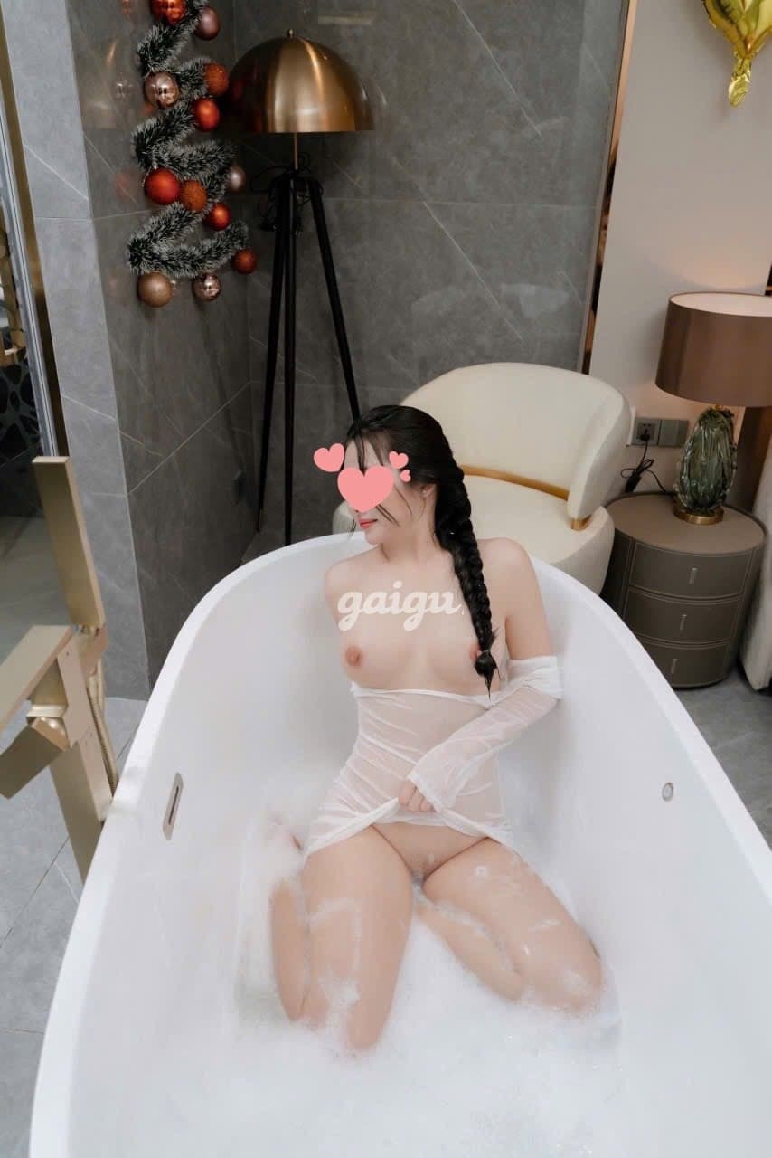 Tuyết Trinh Chân dài da trắng mặt xinh, body đồng hồ cát - Thumbnail 14