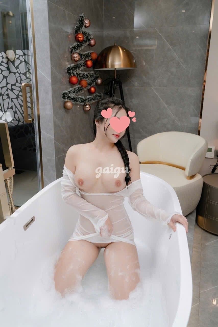 Tuyết Trinh Chân dài da trắng mặt xinh, body đồng hồ cát - Thumbnail 12