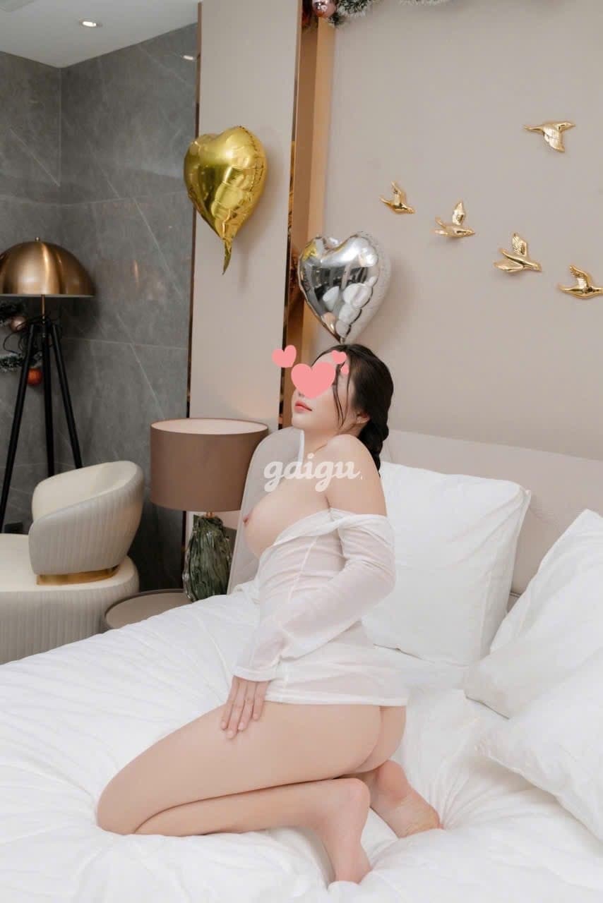 Tuyết Trinh Chân dài da trắng mặt xinh, body đồng hồ cát - Thumbnail 2