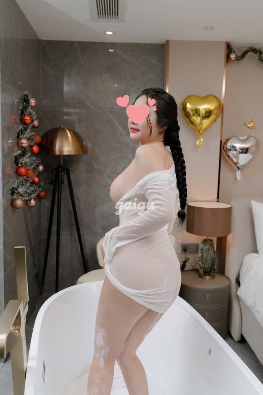 Tuyết Trinh Chân dài da trắng mặt xinh, body đồng hồ cát - Thumbnail 8