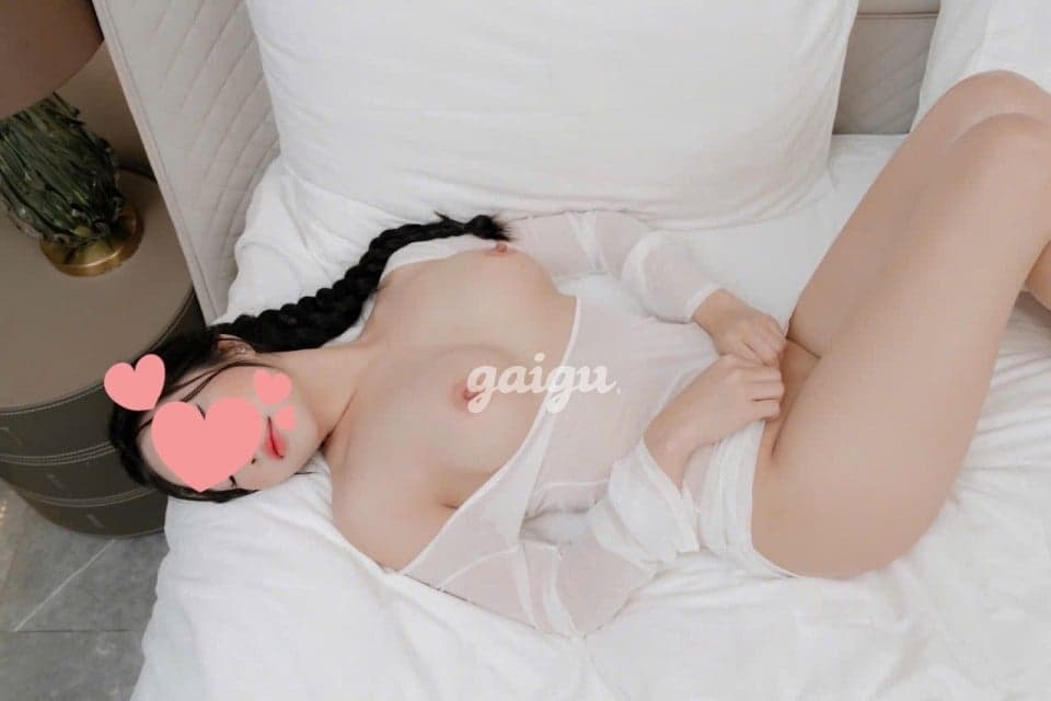 Tuyết Trinh Chân dài da trắng mặt xinh, body đồng hồ cát - Thumbnail 3