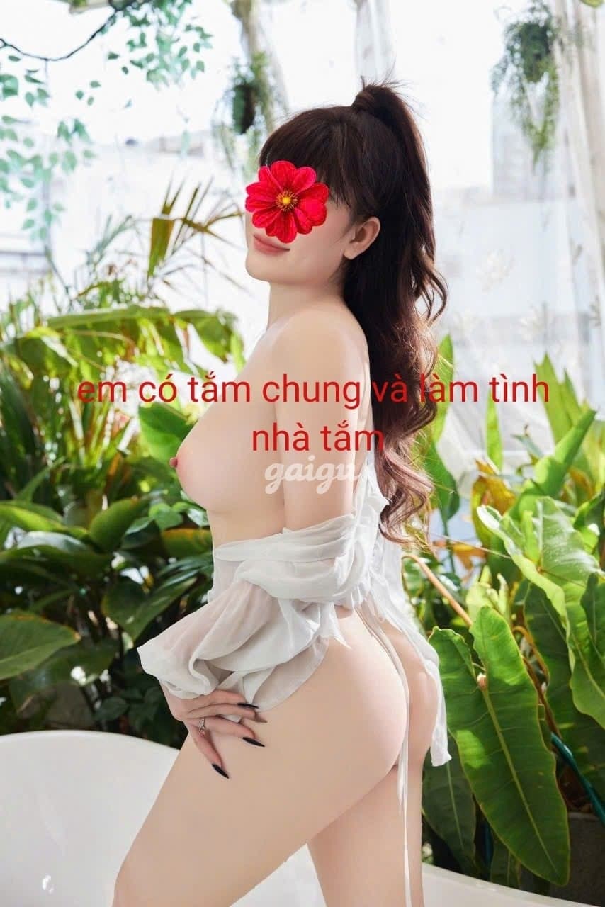 QUỲNH TRÂM XINH XẮN VÚ TO KẸP XÚC XÍCH BÚ CU LÚC CÁN DÂM CHIỀU KHÁCH - Ảnh 1