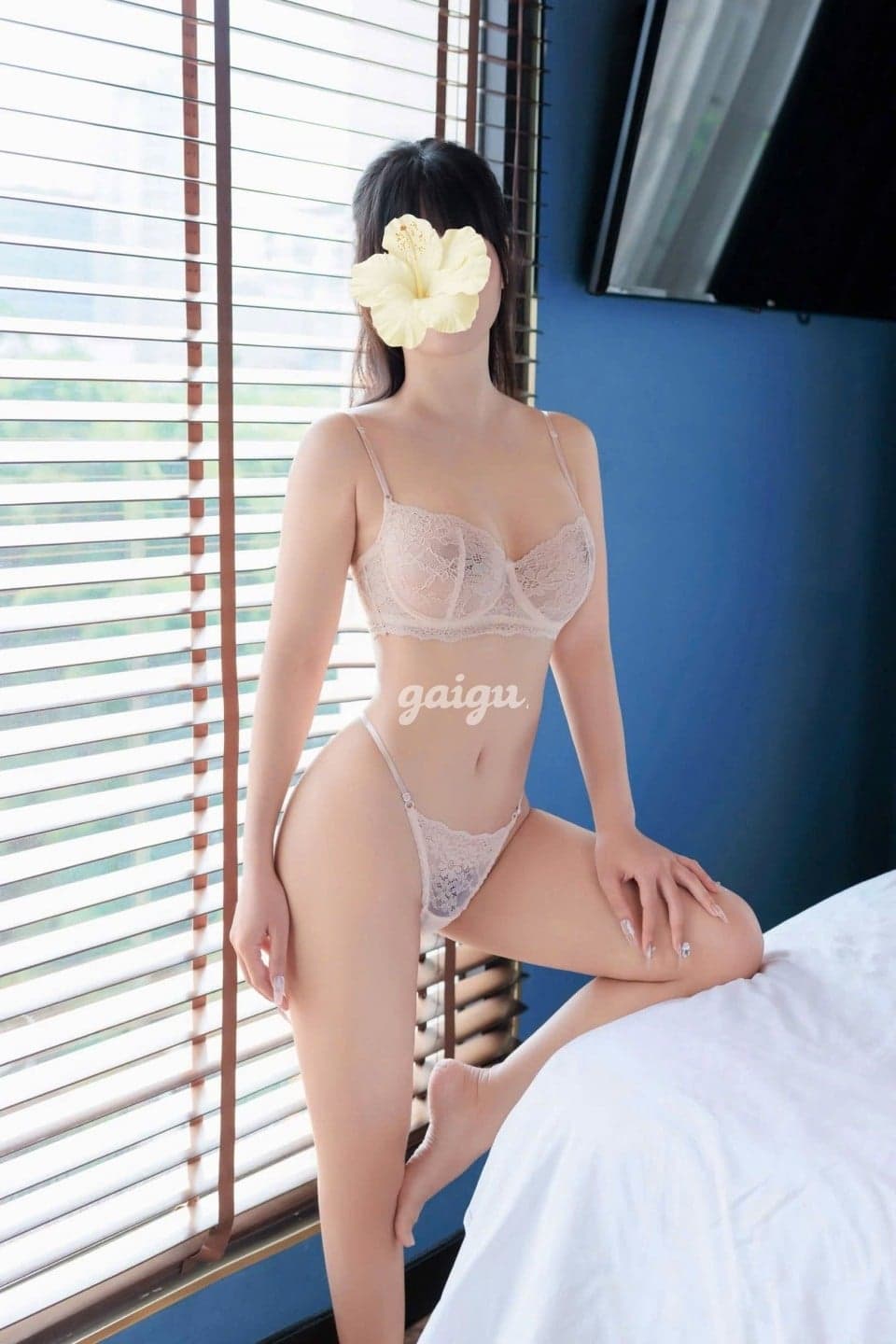 Minh Châu mình dây cây cảnh, ngoan ngoãn chiều khách - Thumbnail 2