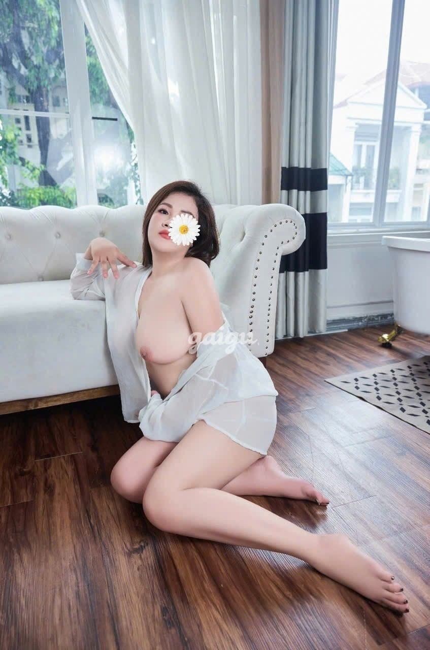 YẾN NHI EM GÁI NGOAN HIỀN,PHỤC VỤ NHIỆT TÌNH,BÚ CU MIỆT MÀI - Thumbnail 7