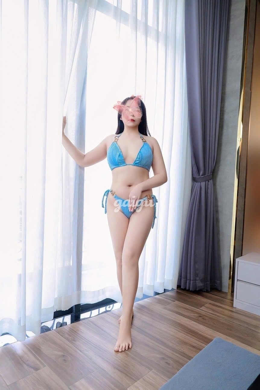 MAI TRINH XINH XẮN LÀM TÌNH DÂM PHÊ CHIỀU KHÁCH NHƯ NGƯỜI YÊU - Ảnh 1